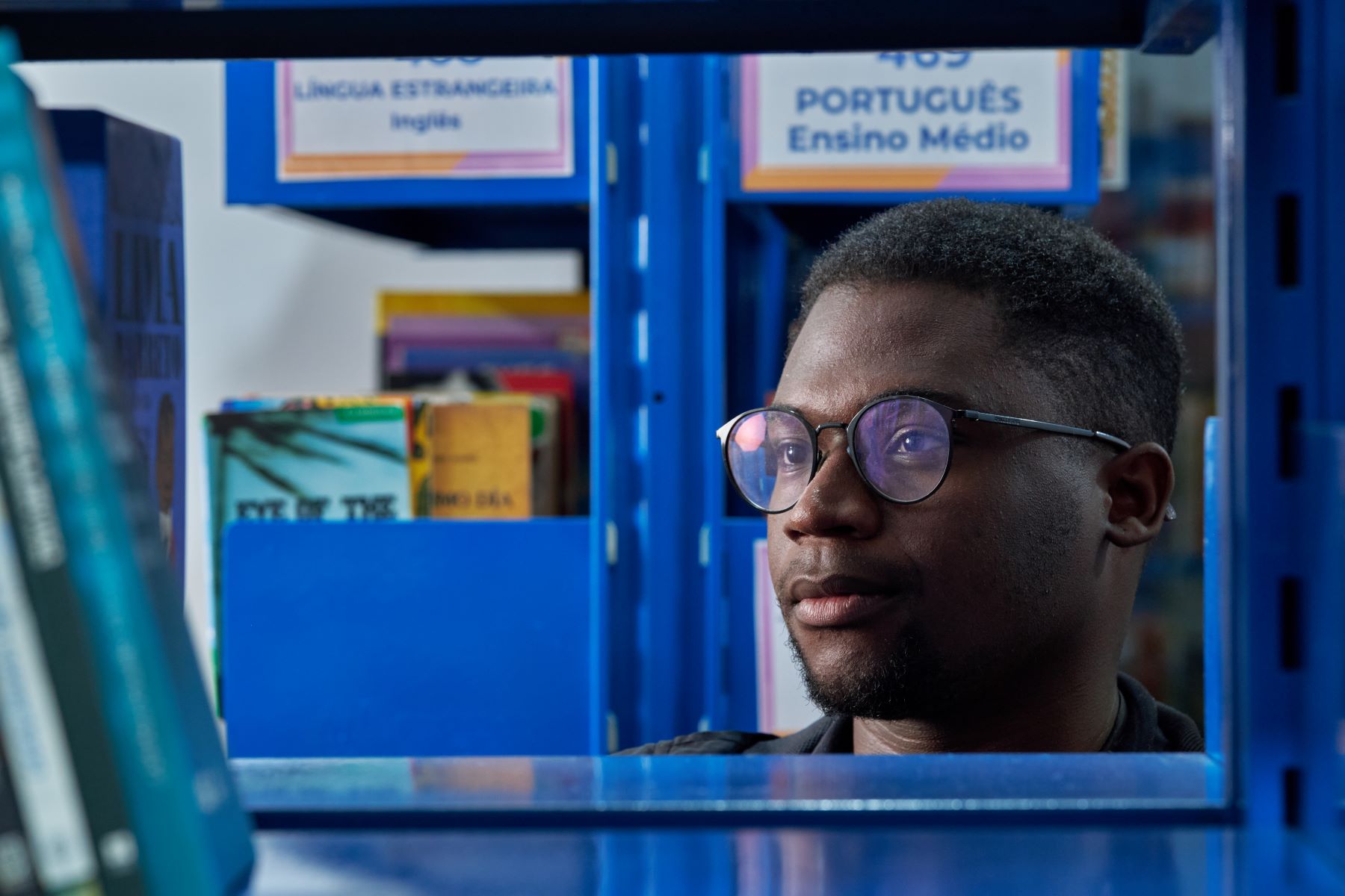 O universitário Matheus Euzébio na Biblioteca Lima Barreto no Complexo da Maré: “Quero que as pessoas vejam esse lugar como um espaço de possibilidades, de arte e cultura" (Foto: João Werneck)