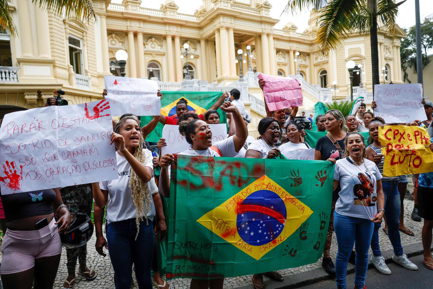 Protesto contra a operação policial mais letal da história, em frente ao Palácio Guanabara, sede do governo do Rio: denúncias de execuções e torturas (Foto: Fernando Frazão / Agência Brasil)