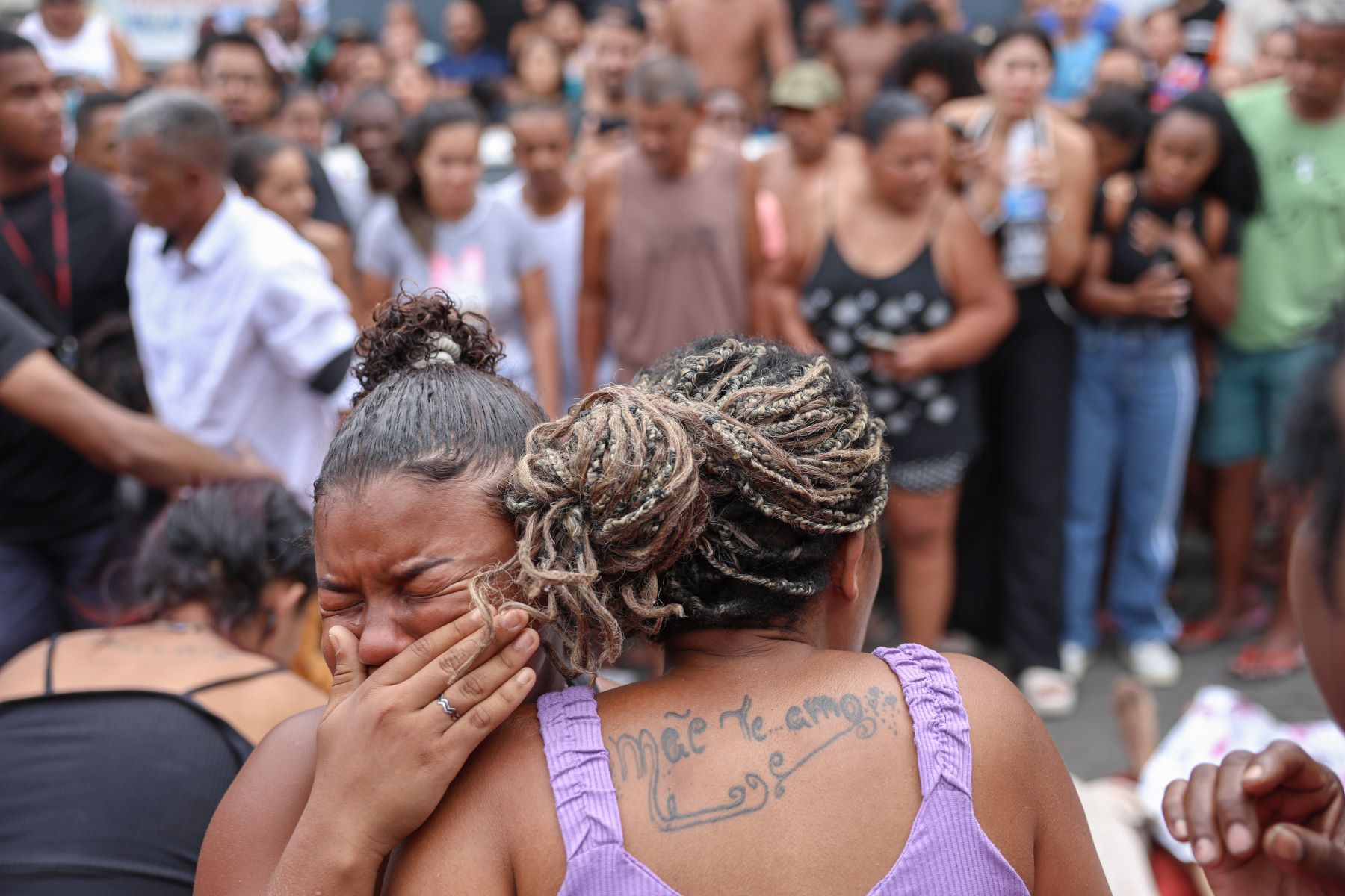 A dor da moradora do Complexo do Alemão após identificar corpo de parente entre os mortos da chacina na Operação Contenção (Foto Tomaz Silva /Agência Brasil)
