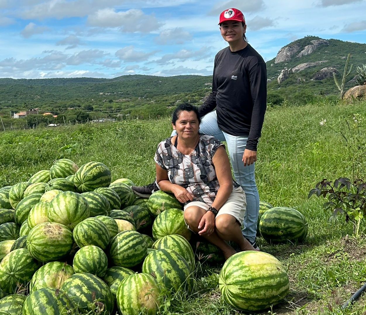 Amanda (em pé) e a mãe Rizonia no Sítio do Carneirinho, em Caruaru, região do semiário pernambucano. (Foto: Divulgação)