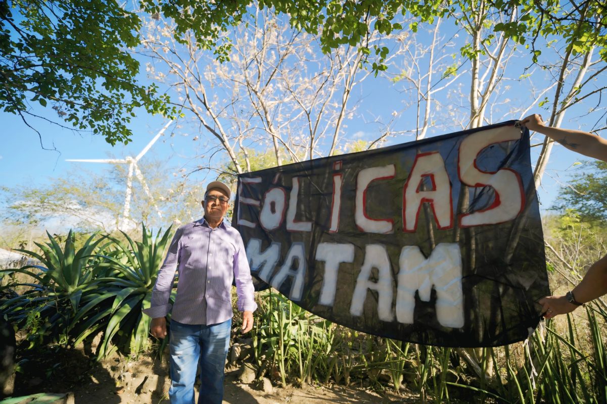 O pequeno agricultor Simão Salgado, do Sítio Sobradinho, em Caetés, protestando contra as energias eólicas. (Foto: Beto Figueiroa)