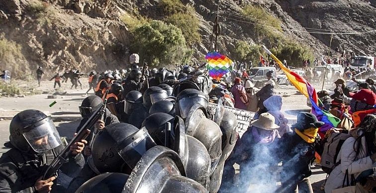Foto colorida de conflito entre policiais e manifestantes em em Punamarca, em Jujuy, noroeste da Argentina, durante protesto contra a reforma constitucional.
