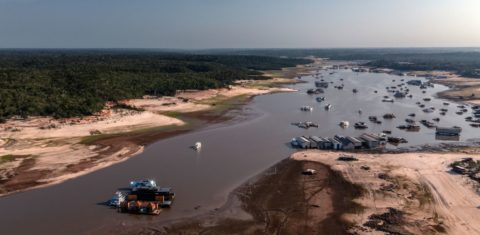 Bancos de areia avançam pelo leito do Rio Negro: seca extrema na Amazônia é sinal da urgência da adaptação climática na COP30 (Foto: Marizilda Cruppe / Greenpeace - 04/10/2024)