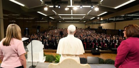 O Papa Leão XIV na abertura da Conferência Espalhando Esperança: “Somos uma única família, com um Pai comum; habitamos um mesmo planeta, do qual devemos cuidar juntos” (Foto: Vatican Media)