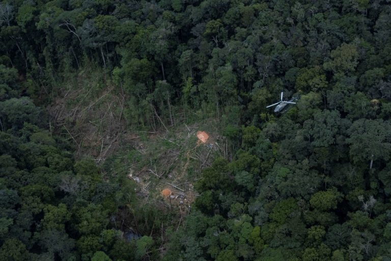 Helicóptero em operação de combate ao desmate em Roraima: com redução do desmatamento, emissões do Brasil têm a maior queda em 15 anos (Foto: MMA - 24/02/2023)