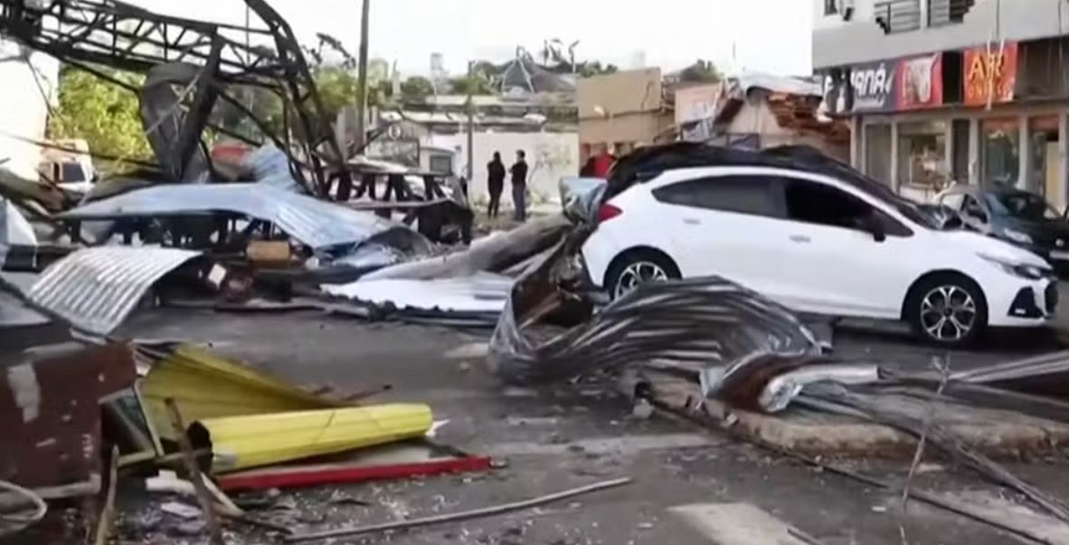 Rastro de destruição deixado pelo tornado em Rio Bonito do Iguaçu: velocidade recorde no Paraná de 250 quilômetros por hora (Foto: Reprodução Globonews)
