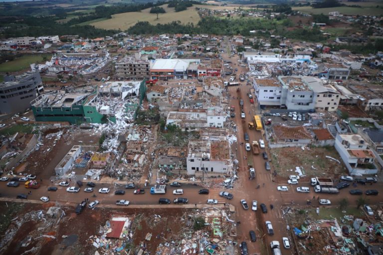 Rio Bonito do Iguaçu destruída após passagem do tornado: especialistas alertam que mudança climática está aumentando intensidade e frequência dos tornados (Foto: Ari Dias / AEN Paraná)