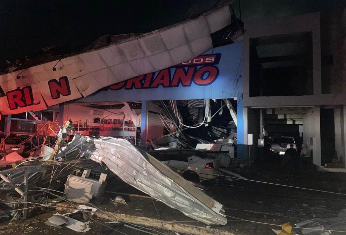 Cenário de destruição em Rio Bonito do Iguaçu: tornado violento deixou 6 mortos e mais de 700 feridos no Paraná (Foto: Corpo de Bombeiros do Paraná)