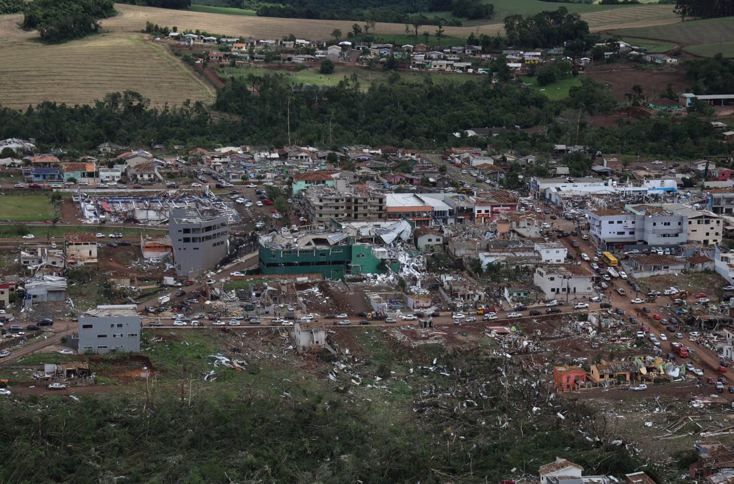Casas destruídas pelo tornado em Rio Bonito do Iguaçu: velocidade recorde no Paraná de 250 quilômetros por hora (Foto: Jonathan Campos / AEN Paraná)
