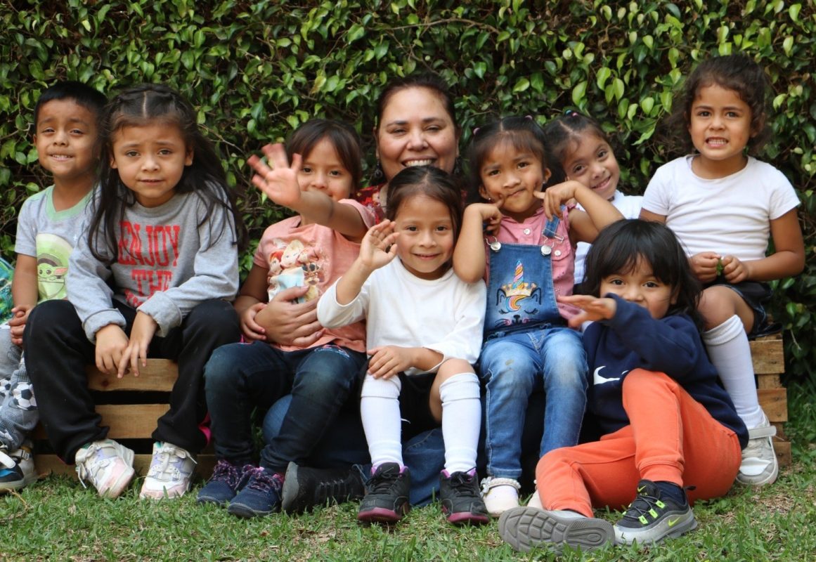 Ingrid Villaseñor cercada pelas crianças do projeto Tejiendo Futuros (Tecendo Futuros): educação holística, saúde e fortalecimento comunitário na Guatemala (Foto: Arquivo Pessoal