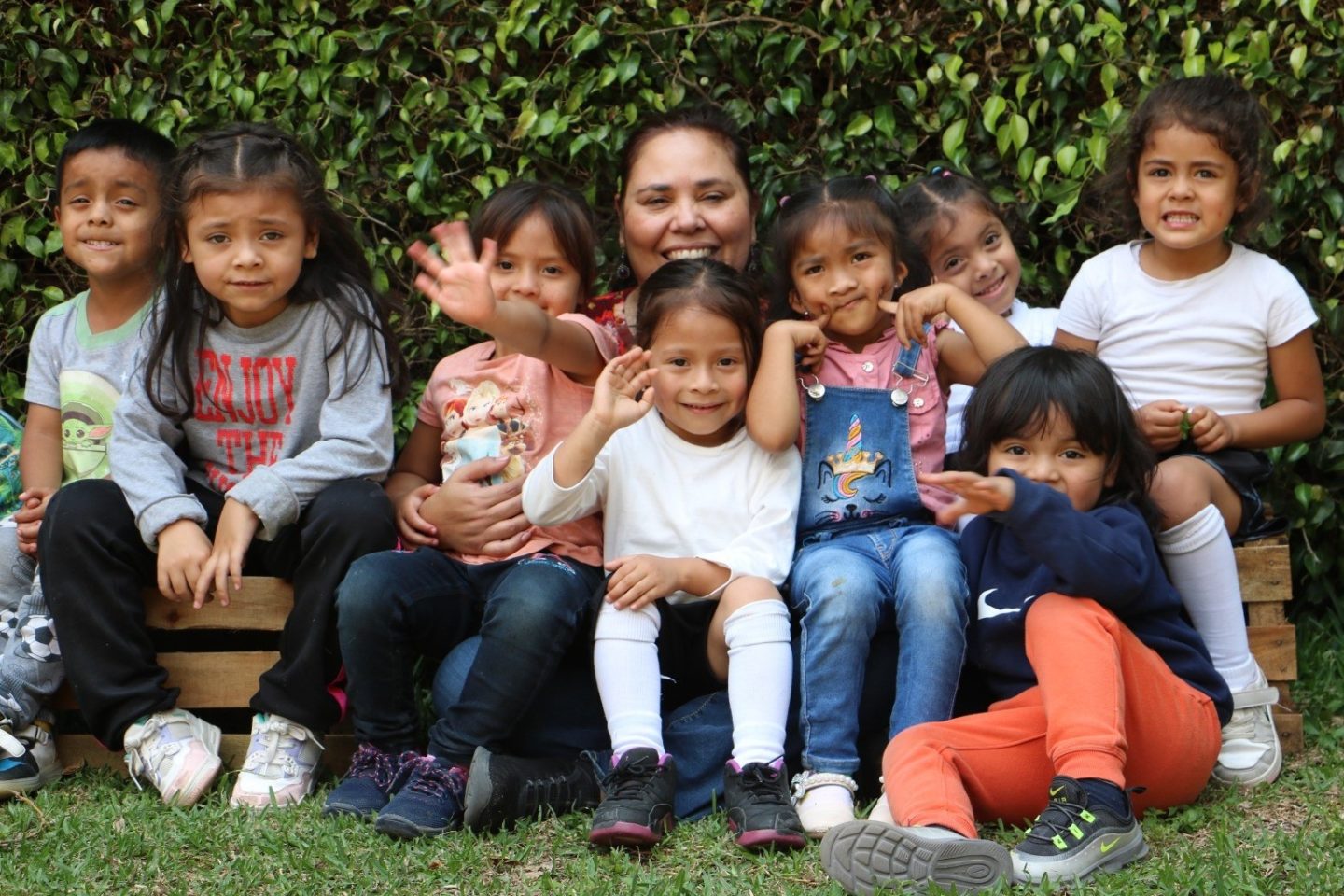 Ingrid Villaseñor cercada pelas crianças do projeto Tejiendo Futuros (Tecendo Futuros): educação holística, saúde e fortalecimento comunitário na Guatemala (Foto: Arquivo Pessoal