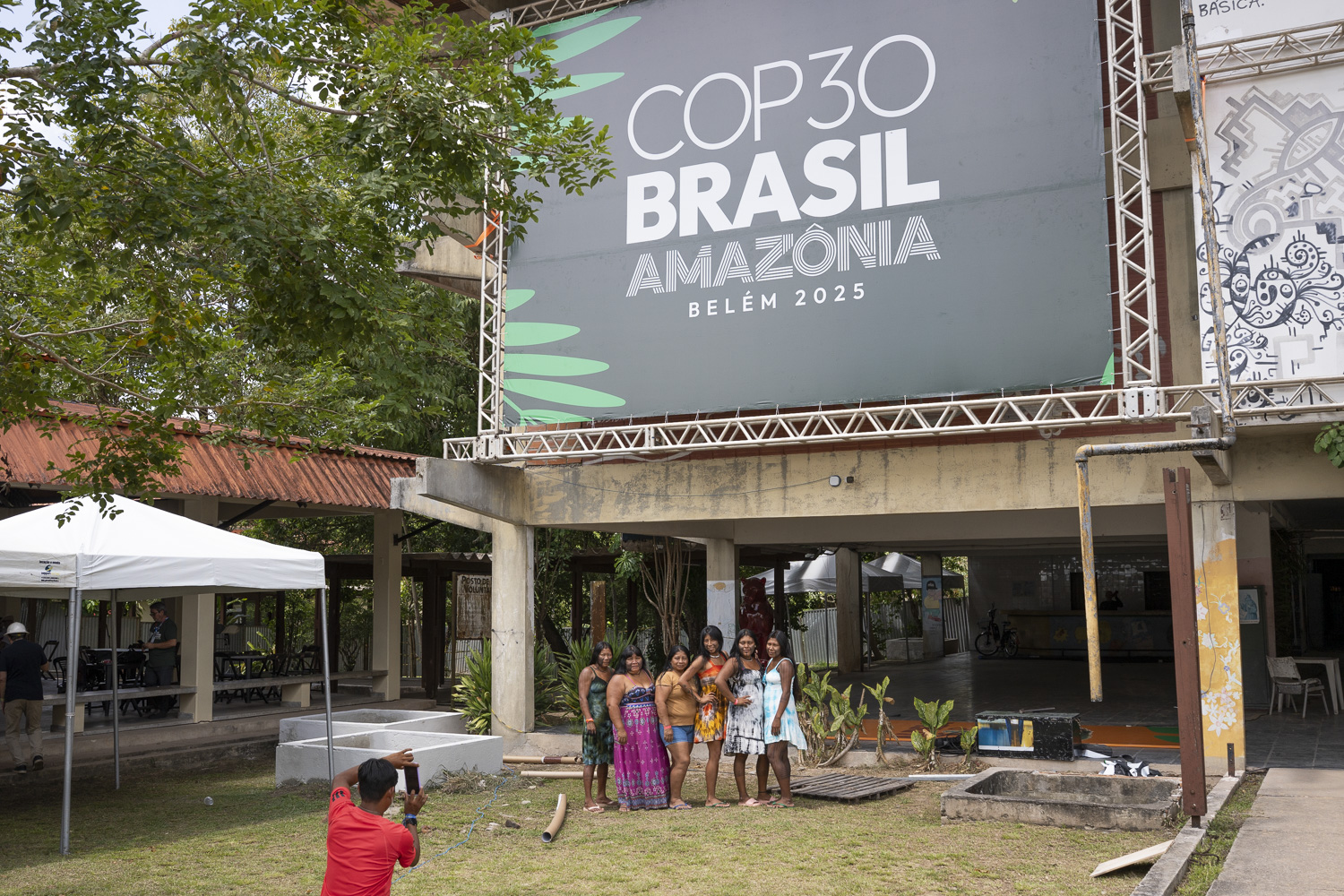 Lideranças femininas em frente à Aldeia COP em Belém: mobilização indígena (Foto: Juliana Pesqueira / Amazônia Real)