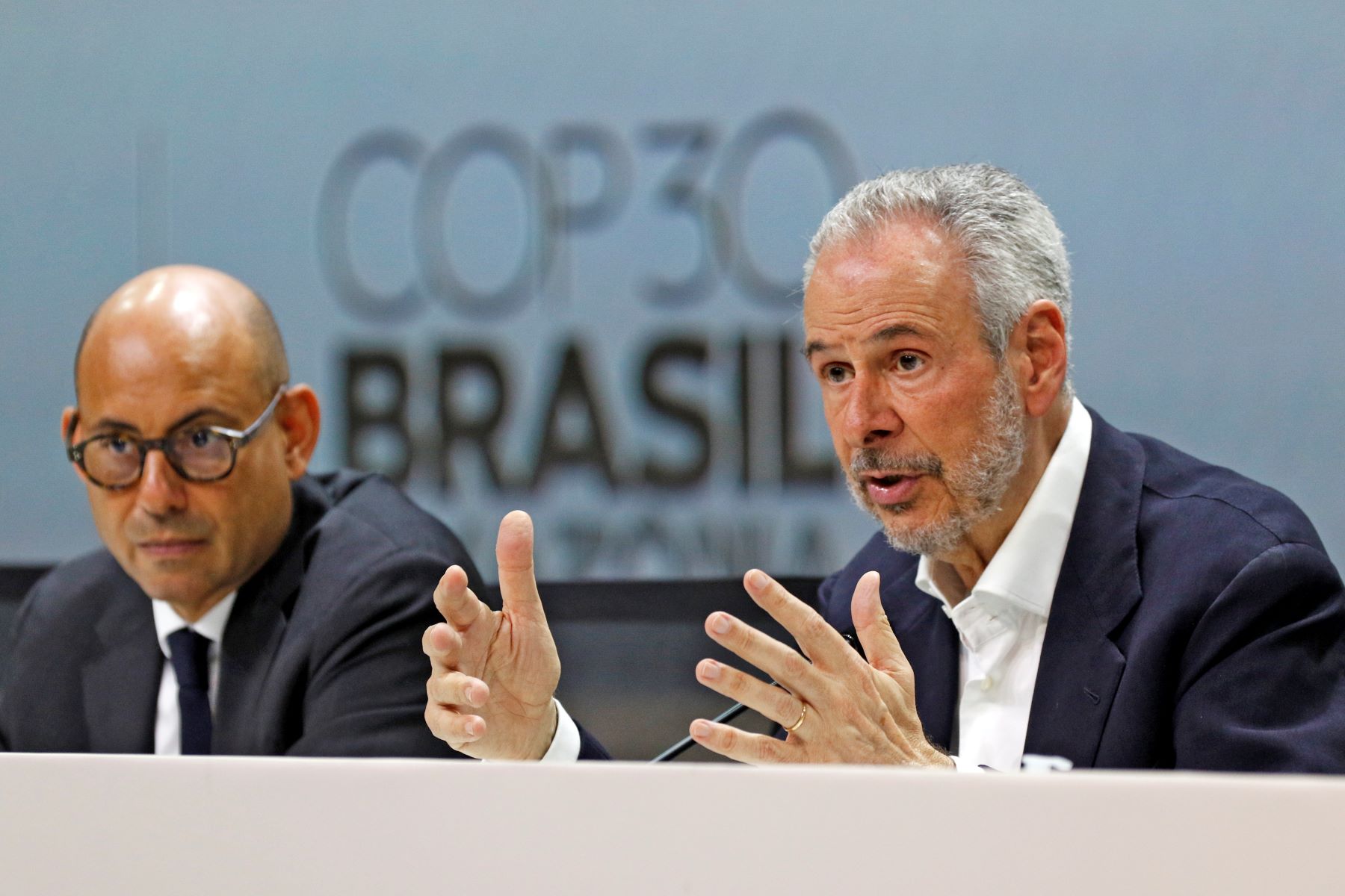 O Secretário Executivo da Convenção-Quadro das Nações Unidas sobre Mudança do Clima (UNFCCC), Simon Stiell, e o presidente da COP30, embaixador André Corrêa do Lago, após a abertura da COP30: financiamento climático na agenda de negociações (Foto: Bruno Peres / Agência Brasil)