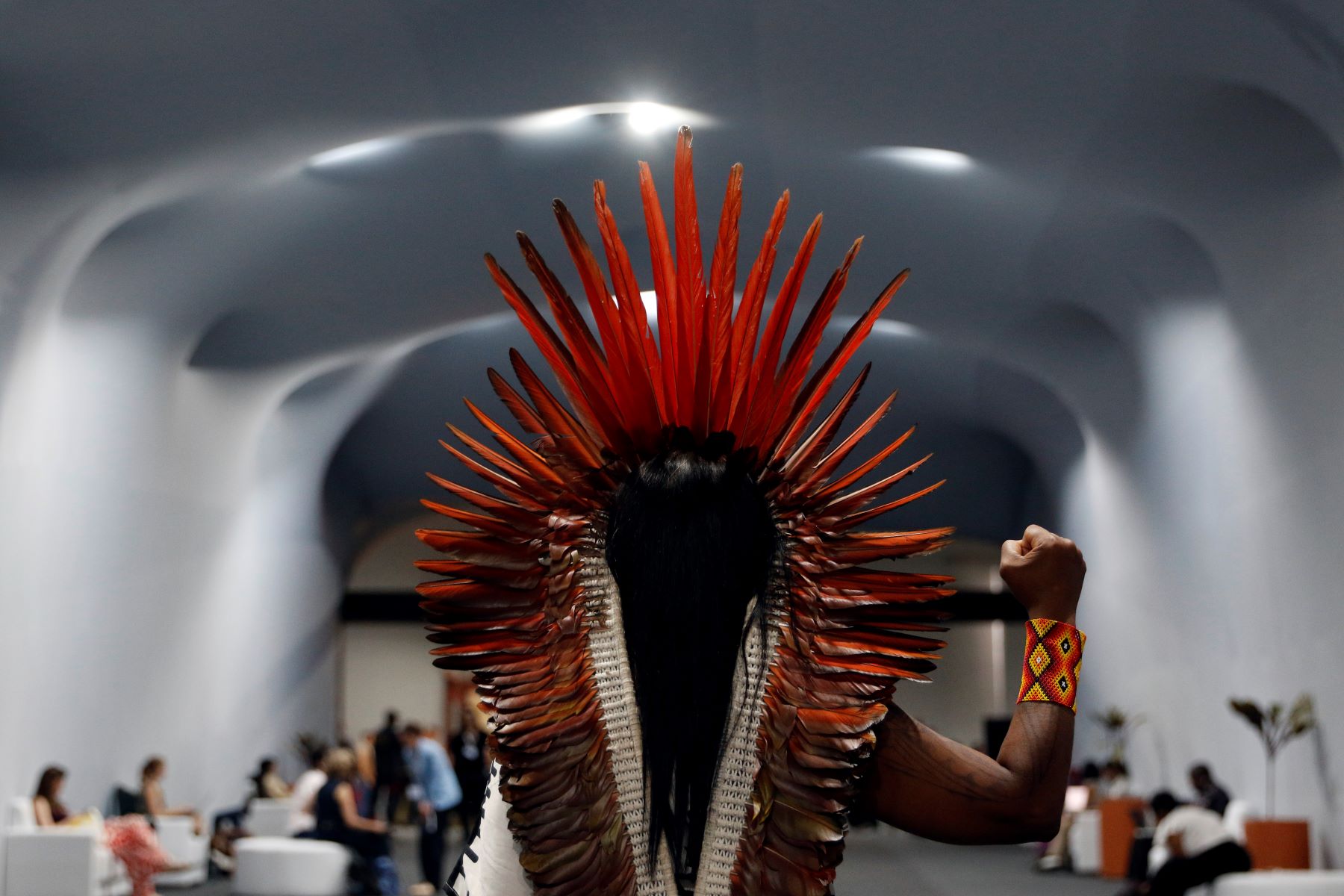 Liderança indígena no pavilhão da COP: após Lula citar papel das terras indígenas, entidades cobraram demarcação (Foto: Bruno Peres / Agência Brasil)