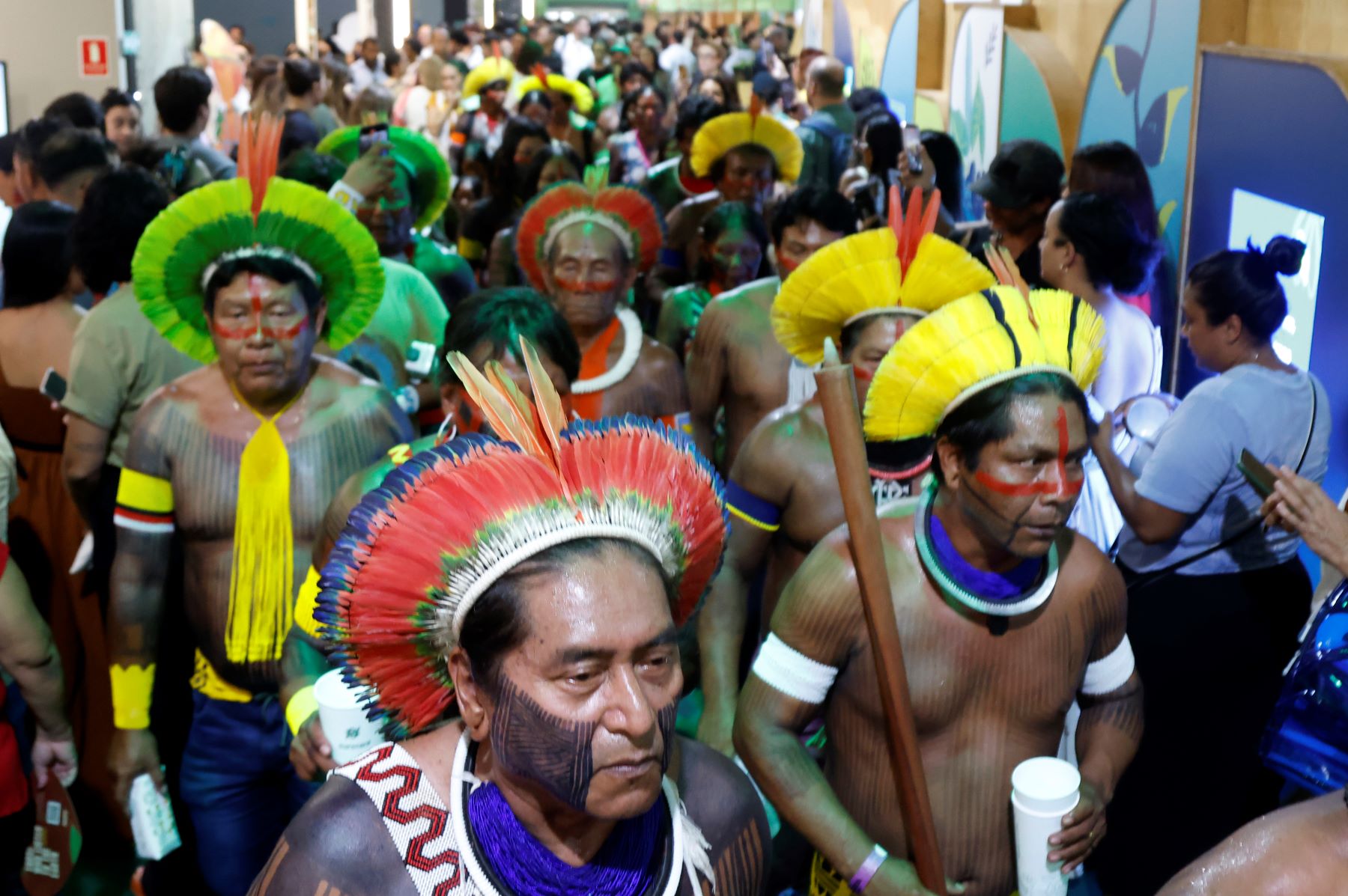 Indígenas Kayapó e Karipuna na COP30: protestos com a exploração de petróleo na Foz do Amazonas (Foto: Aline Massuca / COP30)