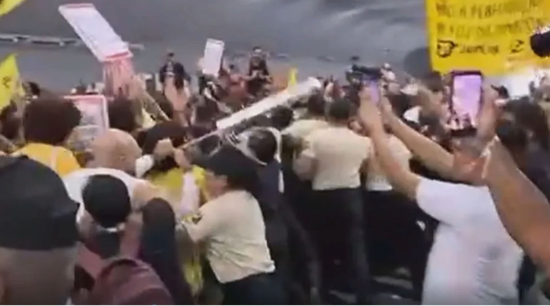 Seguranças e manifestantes entram em confronto na entrada da Zona Azul, área reservada da COP30: dia de protesto e confusão (Reprodução CNN)