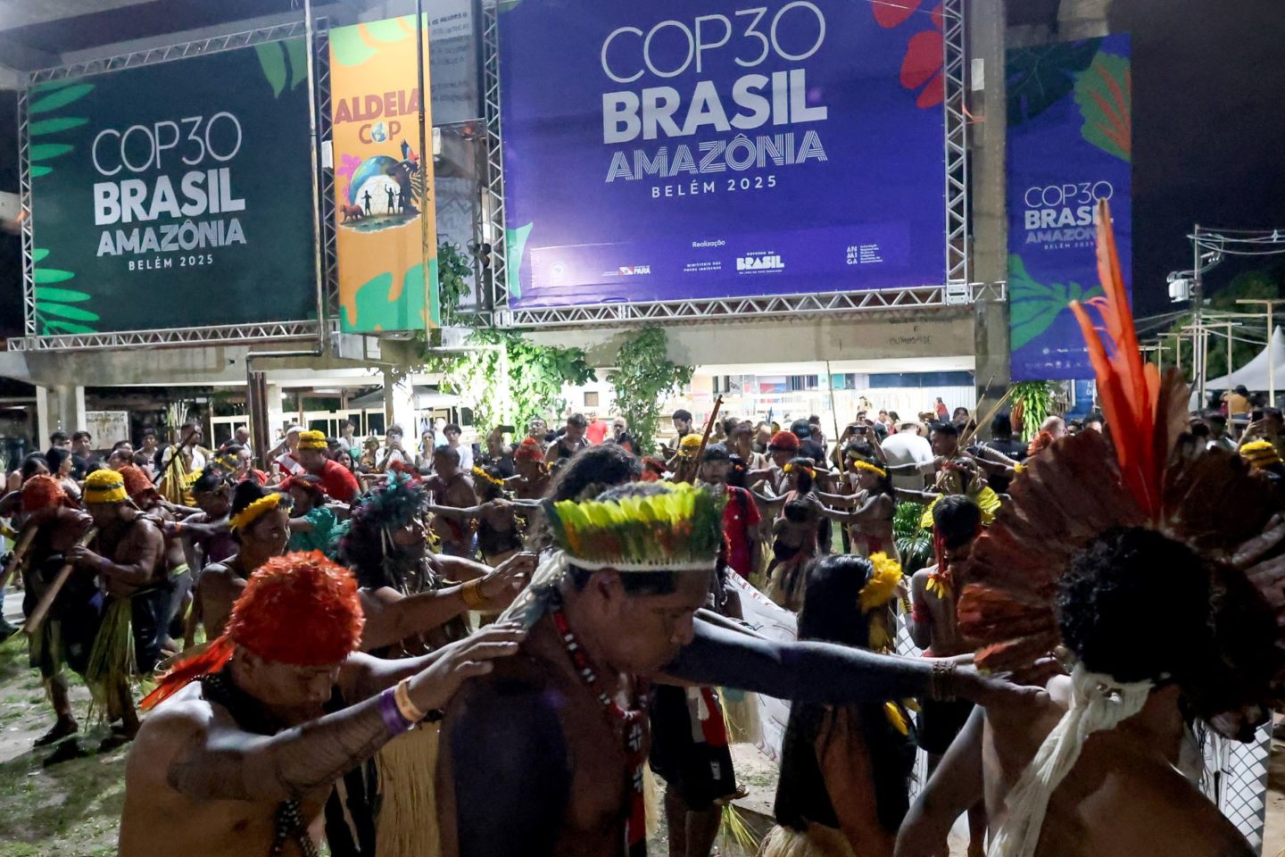 Indígenas fazem ritual na abertura da Aldeia COP: espaço multiétnico garante protagonismo indígena na Conferência do Clima em Belém (Foto: Aline Massuca / COP30)