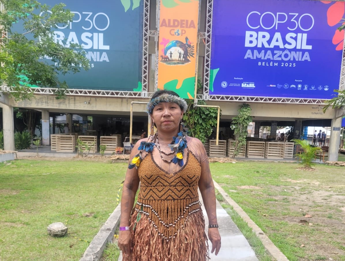Ediene Munduruku, na Aldeia COP, reclama da exclusão dos indígenas dos debates da COP30: "não sabem o que está acontecendo nas aldeias" (Foto: Liana Melo)