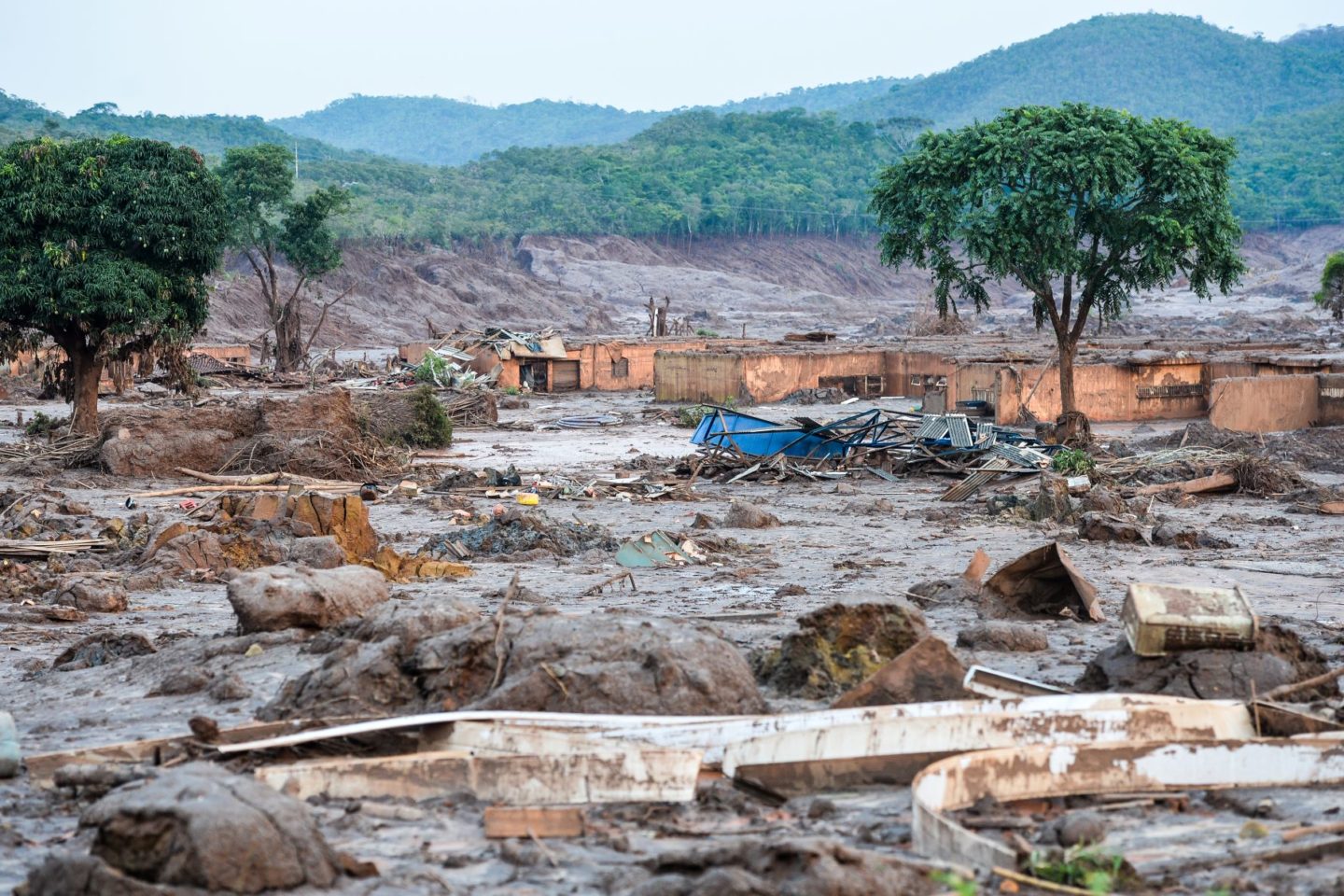 O distrito de Bento Rodrigues, em Mariana, devastado pela lama da barragem: justiça britânica condena mineradora por desastre ambiental (Foto: Antônio Cruz / Agência Brasil - 09/11/2015)