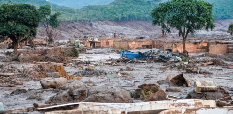 O distrito de Bento Rodrigues, em Mariana, devastado pela lama da barragem: justiça britânica condena mineradora por desastre ambiental (Foto: Antônio Cruz / Agência Brasil - 09/11/2015)