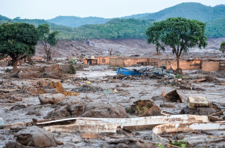 O distrito de Bento Rodrigues, em Mariana, devastado pela lama da barragem: justiça britânica condena mineradora por desastre ambiental (Foto: Antônio Cruz / Agência Brasil - 09/11/2015)