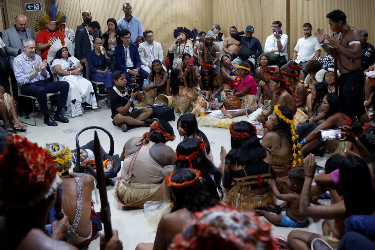 Líderes da etnia Munduruku reunidos com as ministras Sônia Guajajara e Marina Silva e o presidente da COP, André Corrêa do Lago: governo garante demarcação de duas terras indígenas após protesto (Foto: Hermes Caruzo / COP30)