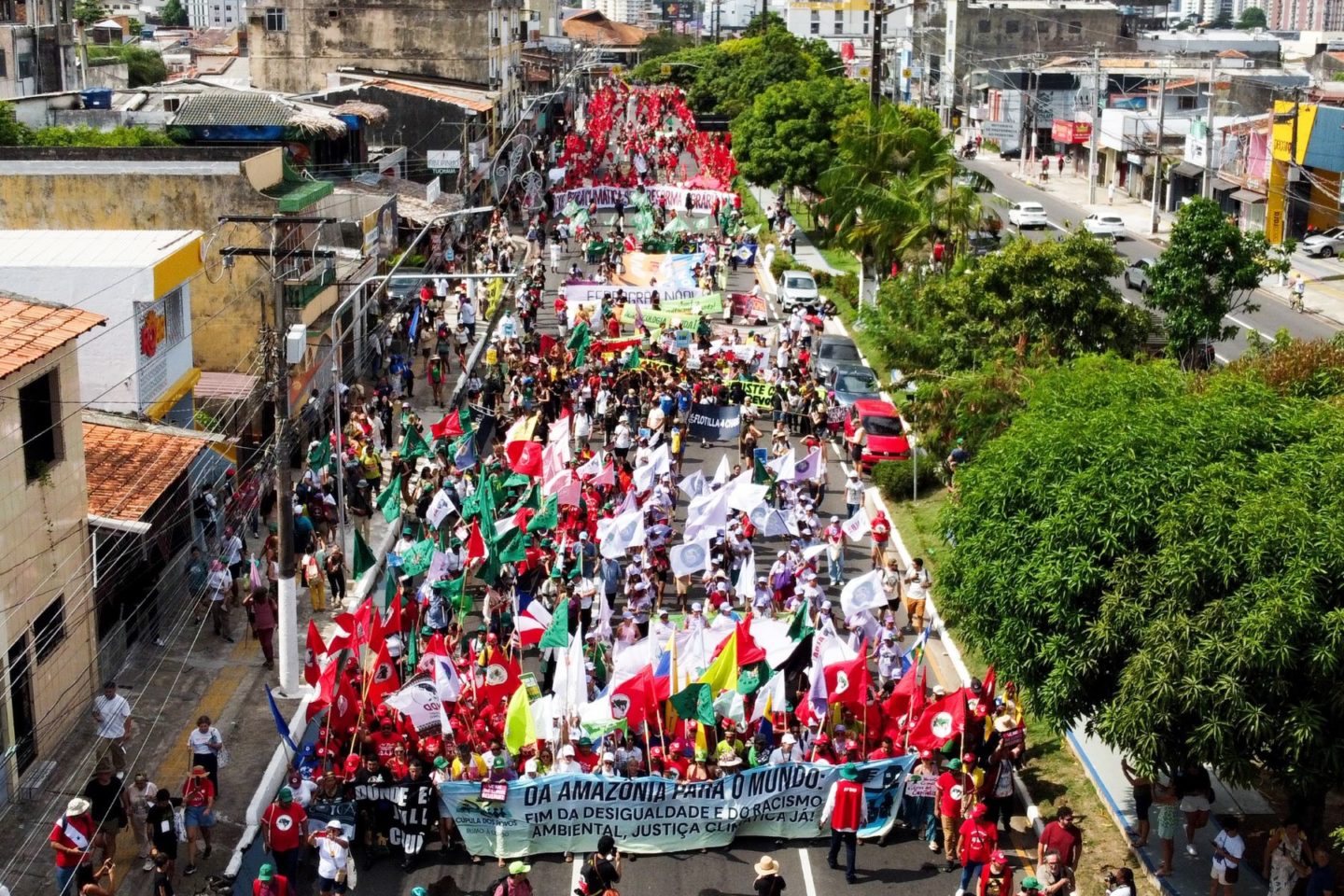 Marcha Mundial pelo Clima reúne 70 mil em Belém para cobrar ação contra crise climática: unificação global das lutas socioambientais (Foto: Aline Massuca / COP30)