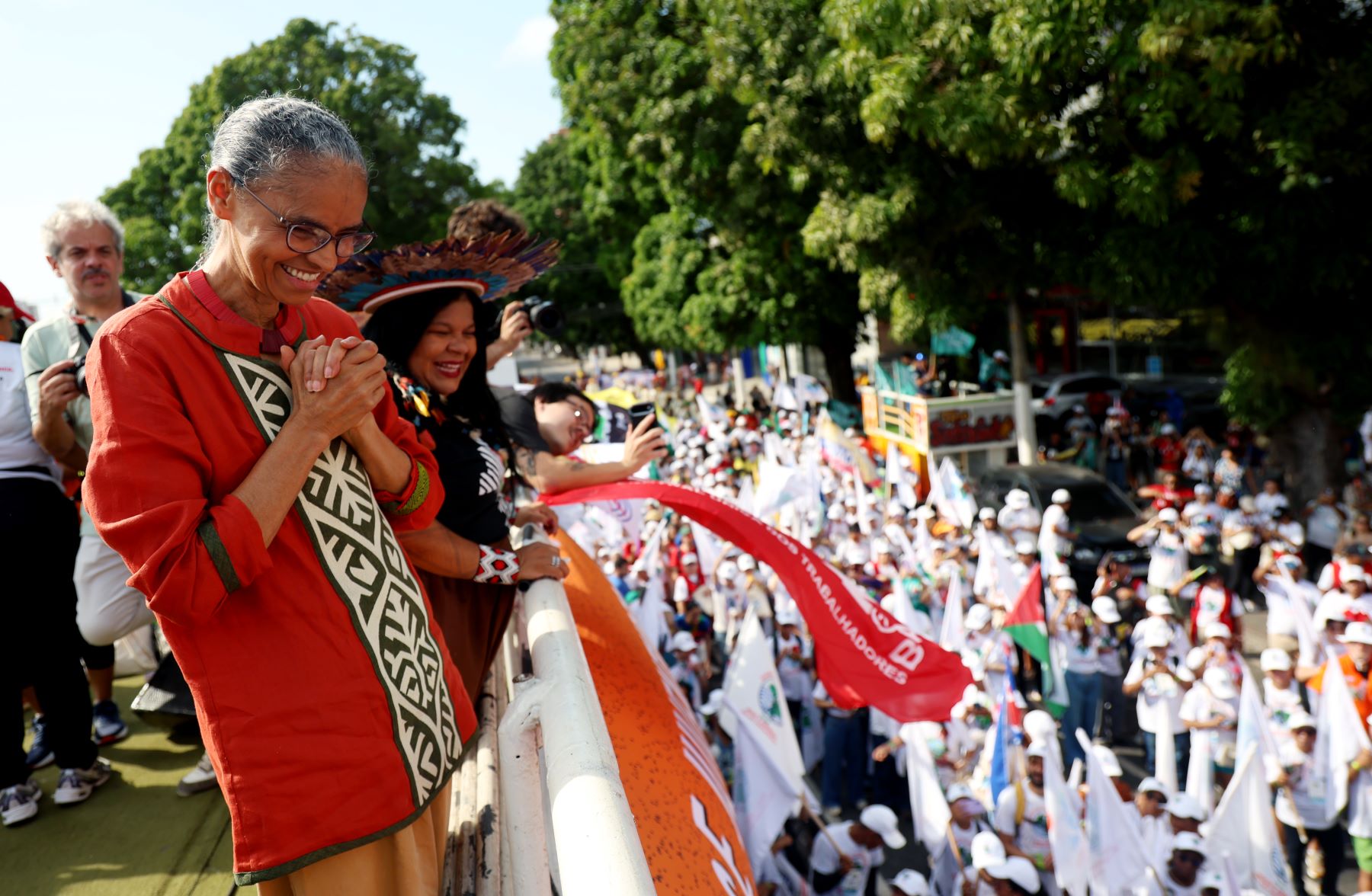 As ministras Marina Silva e Sônia Guajajara na Marcha Mundial pelo Clima em Belém: unificação global das lutas socioambientais (Foto: Aline Massuca / COP30)