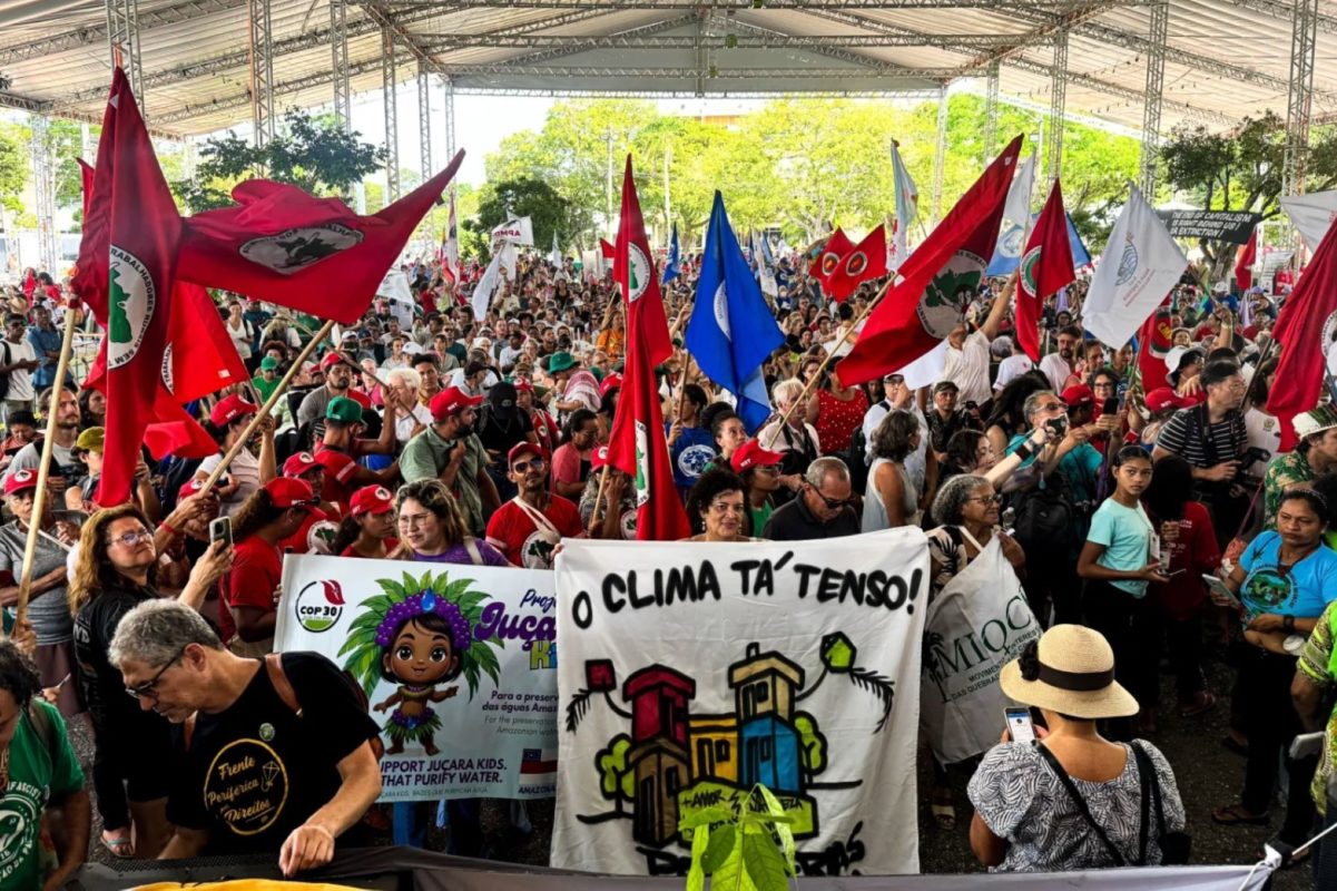 Multidão no encerramento da Cúpula dos Povos: cobrança de protagonismo e participação efetiva nas decisões da COP30 (Foto; InfoAmazônia)