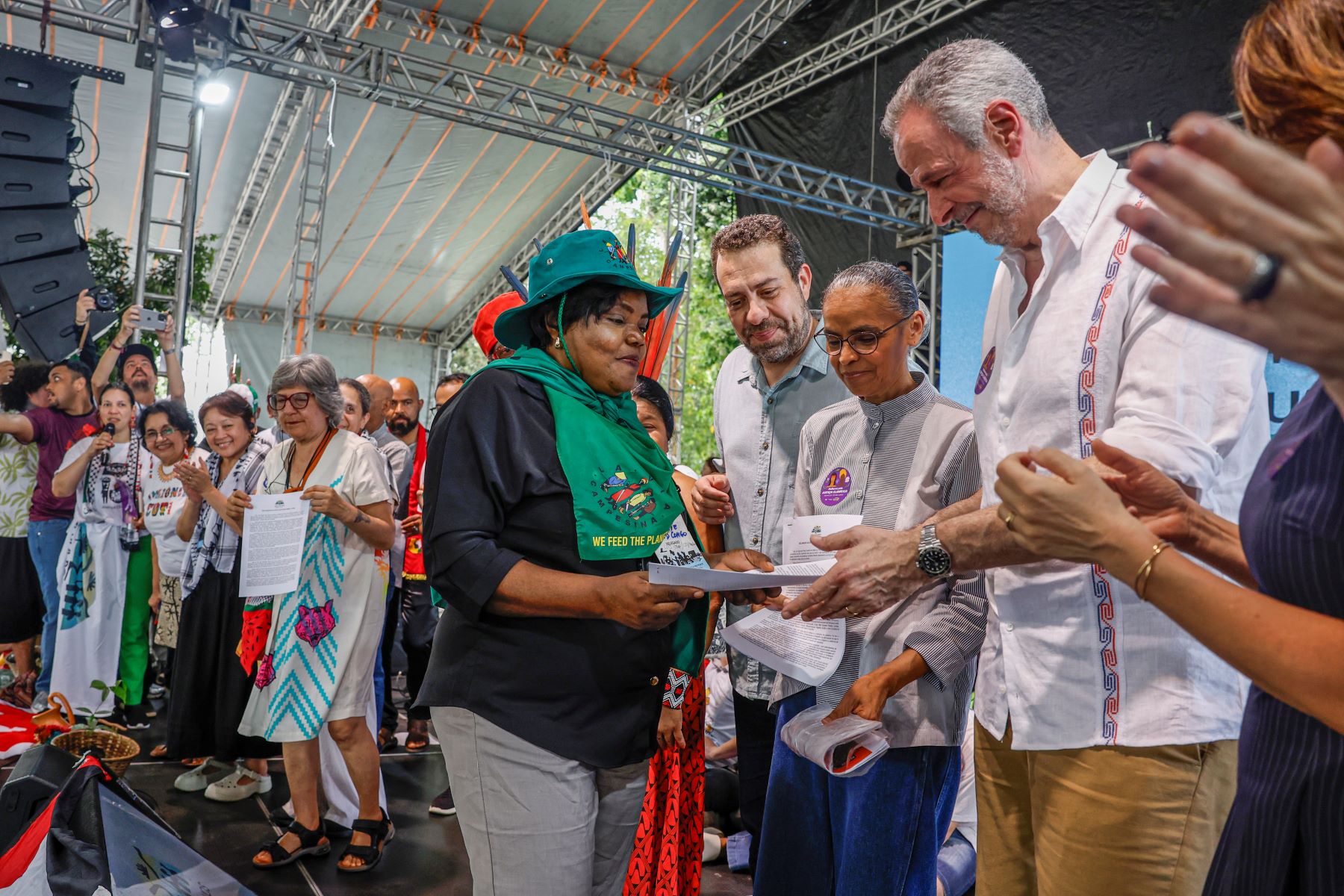 Representante da Cúpula dos Povos entrega carta ao presidente da COP30, André Corrêa do Lago: "O avanço da extrema direita, do fascismo e das guerras ao redor do mundo exacerba a crise climática e a exploração da natureza e dos povos" (Foto: Tânia Rego / Agência Brasil)