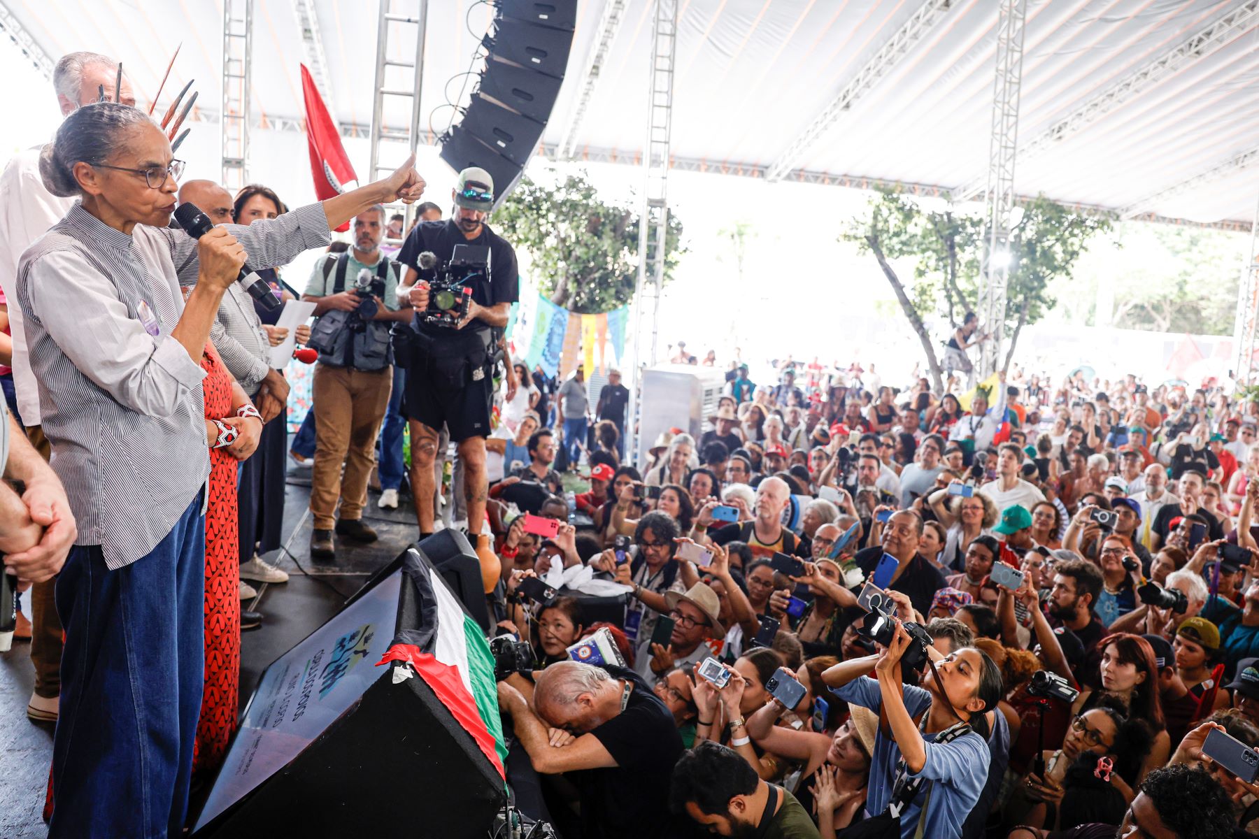 Após ler mensagem do presidente Lula, a ministra Marina Silva discursa na Cúpula dos Povos: “não há nada grandioso que se possa fazer sem a participação da sociedade” (Foto: Tânia Rego / Agência Brasil)