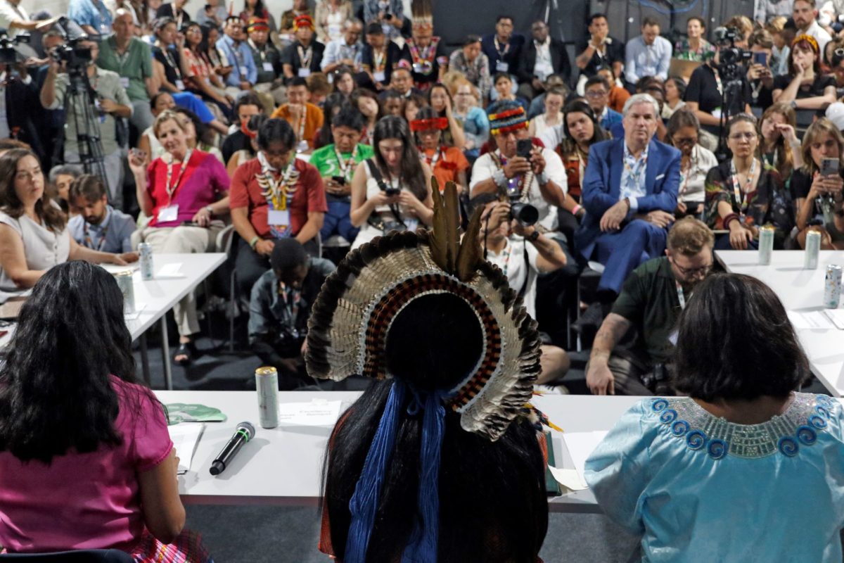 A ministra Sônia Guajajara reunida com lideranças indígenas: Brasil homologa quatro terras indígenas e avança na homologação de mais 10 após protestos na COP30 ( Foto: Bruno Peres / Agência Brasil)