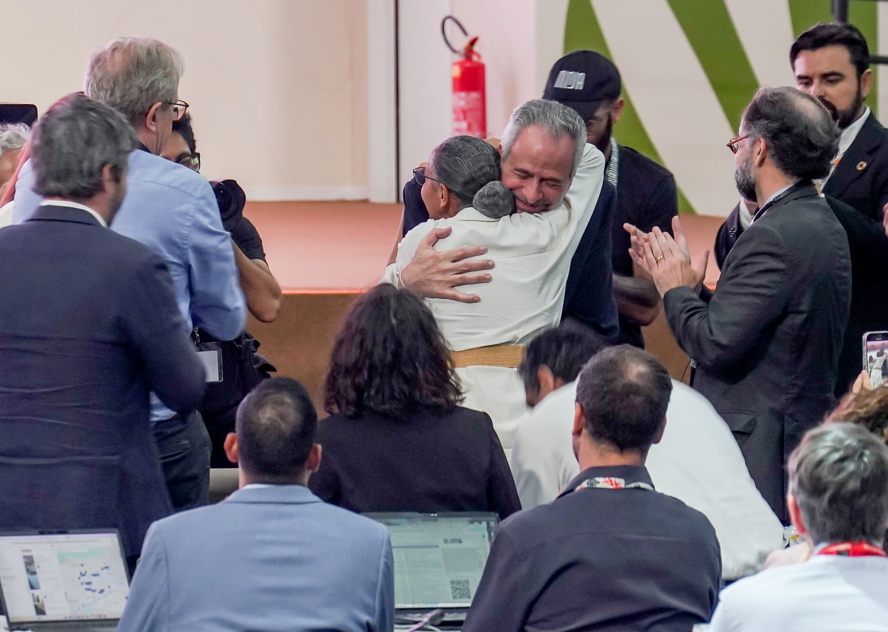 Abraço emocionado de Marina Silva e André Corrêa do Lago: acordos possíveis e alternativas futuras para tentar superar impasses (Foto: Rafa Neddermeyer / COP30)