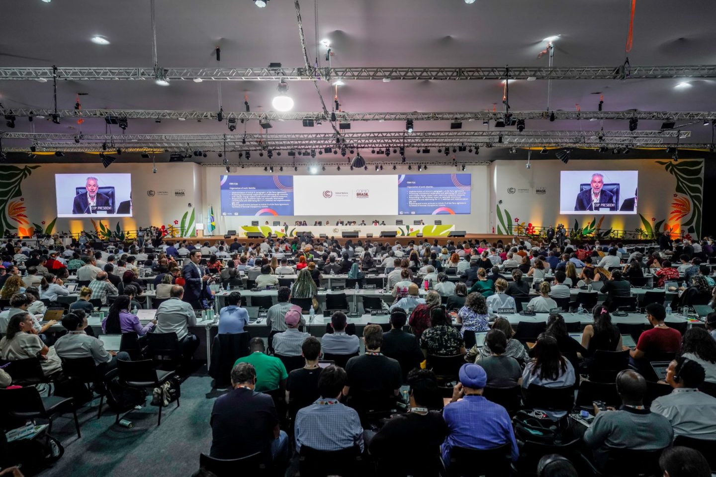 Plenária final da COP30 lotada em Belém: sem mapa para eliminação de combustíveis fósseis, mas avanços em adaptação, transição justa e indígenas (Foto: Rafa Neddermeyer / COP30)