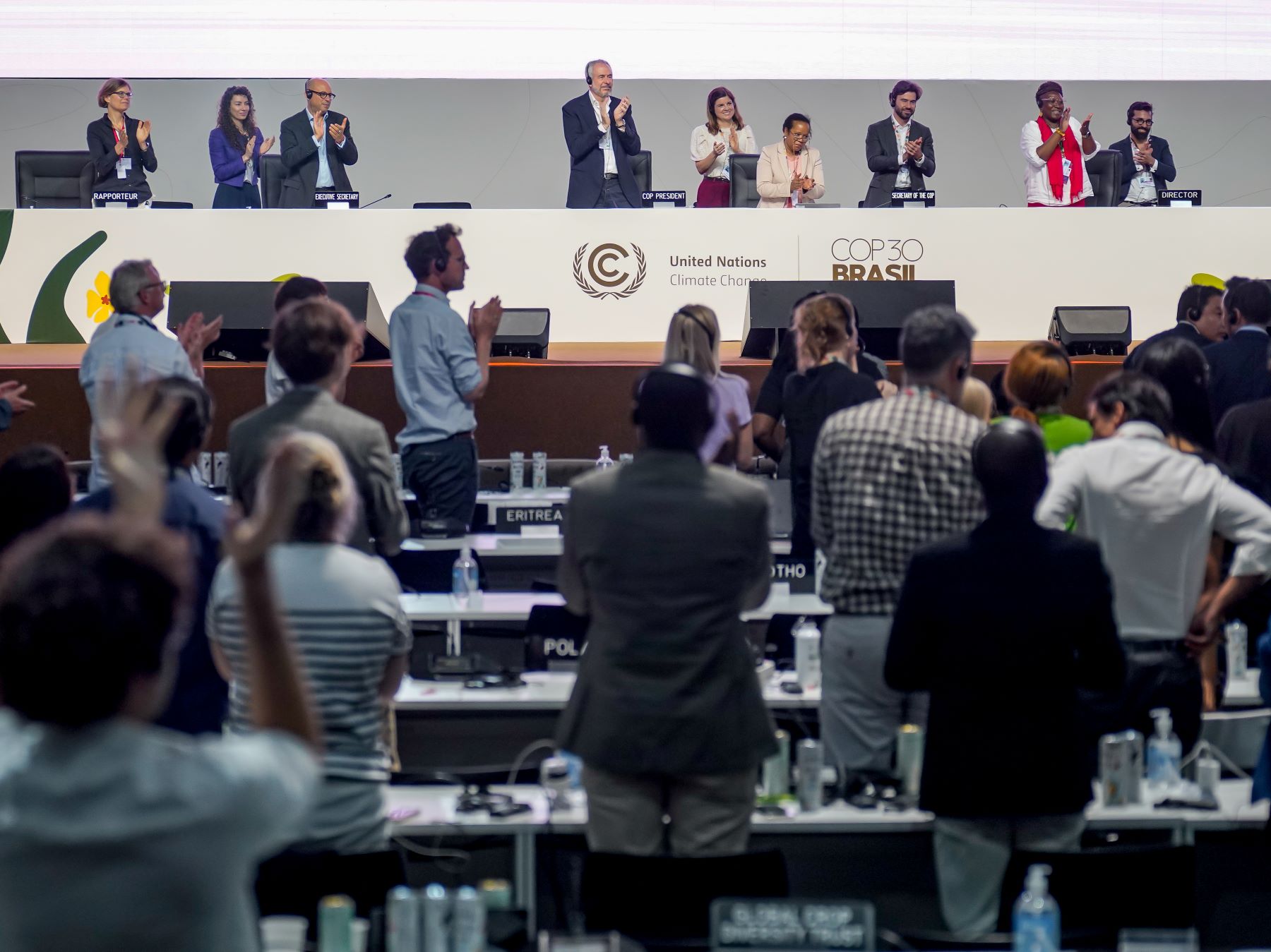 Aplausos no final da plenária: citações nos documentos a indígenas, afrodescendentes e outras comunidades vulneráveis foi um legado da COP da Amazônia (Foto: Rafa Neddermeyer / COP30)