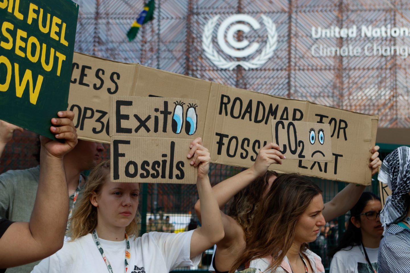 Protesto de ambientalistas em Belém: COP30 frustra sociedade civil e colhe críticas globais (Foto: Zô Guimarães / UN Climate Change)