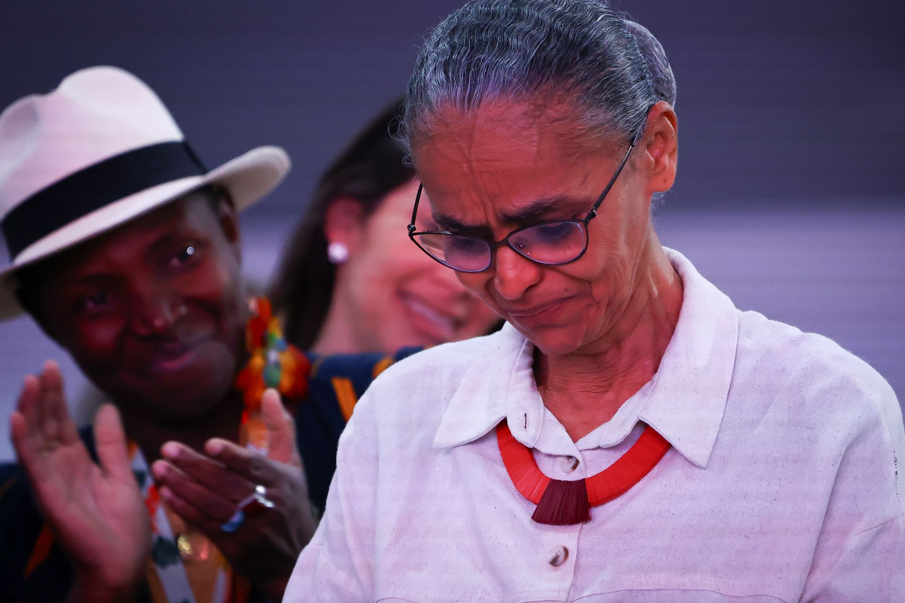 A ministra Marina Silva emocionada na plenária final: apesar da frustração, organizações reconhecem avanços na COP30 (Foto: Ueslei Marcelino / COP30)