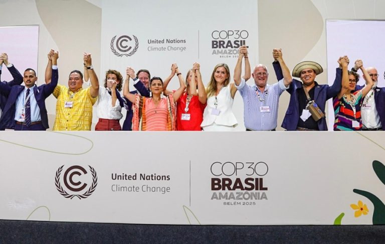 A colombiana Irene Vélez Torres (de laranja) e outros ministros em reunião na COP30 para anunciar aliança: conferência para eliminação gradual dos combustíveis fósseis (Foto: Wilder Garcia / Ministerio de Ambiente y Desarrollo Sostenible de Colombia)