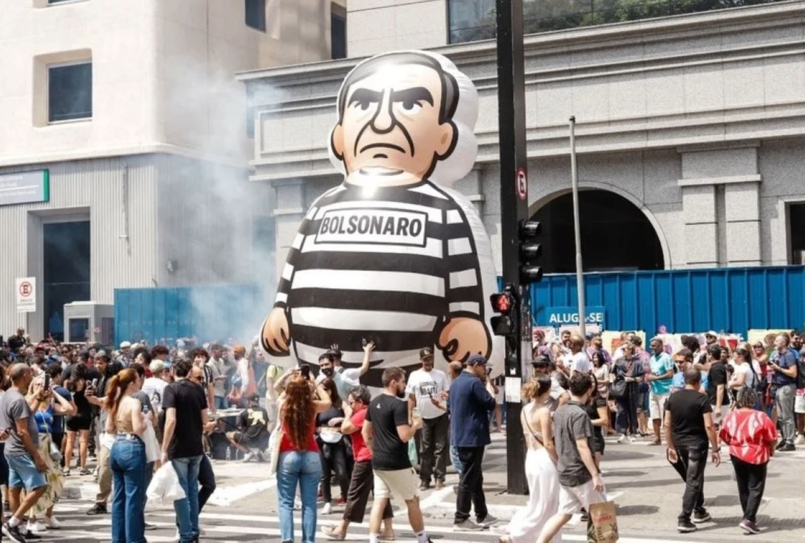 Manifestação em São Paulo festeja prisão de Bolsonaro: Fecho com Dona Ivone e 'não me comove o pranto de quem é ruim' (Foto: Yuri Salvador / Divulgação / UNE)