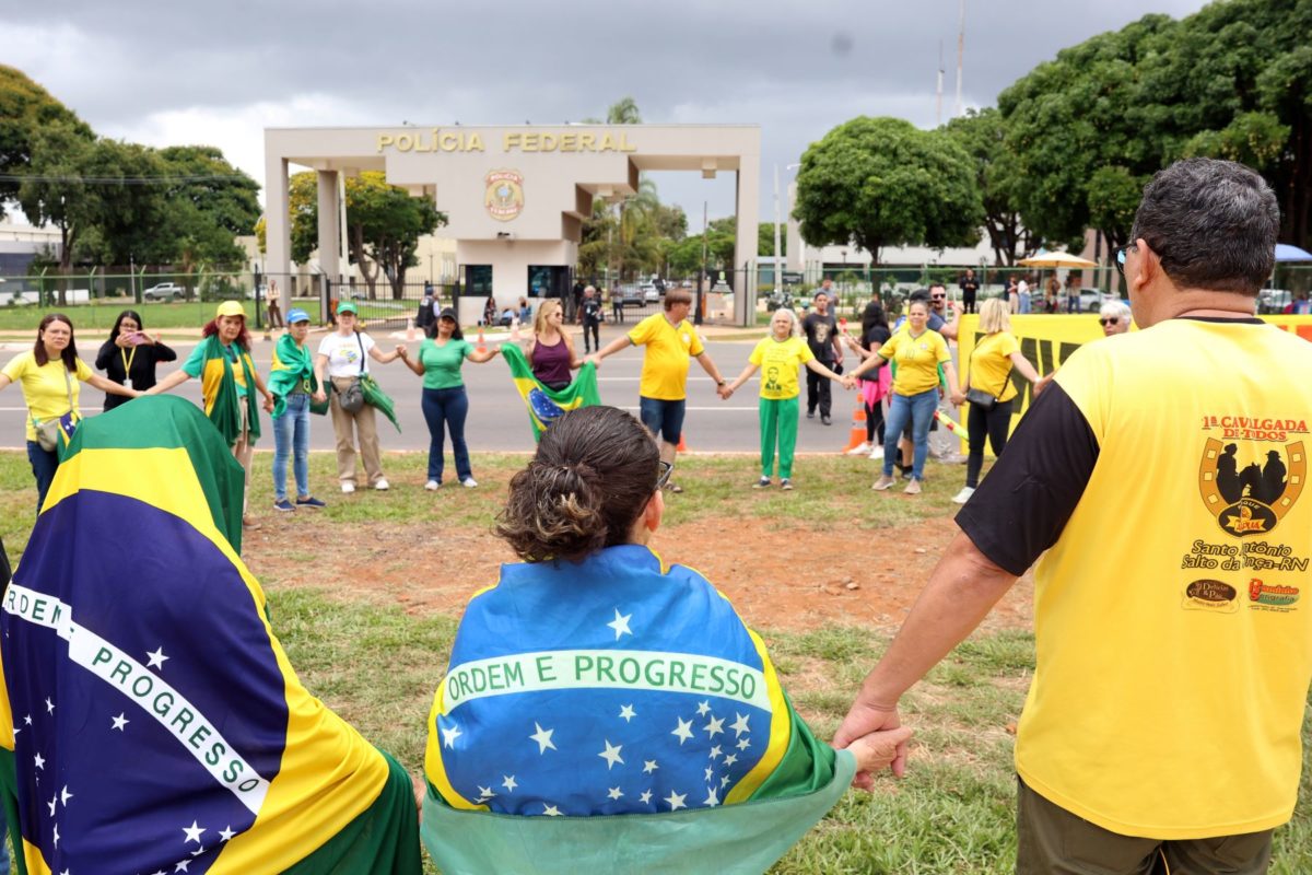 Pequeno grupo de apoiadores de Bolsonaro fazem oração em frente à sede da Polícia Federal: onde foram parar os bolsonaristas? (Foto: Foto: Valter Campanato / Agência Brasil - 23/11/2025)