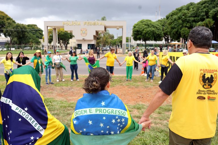 Pequeno grupo de apoiadores de Bolsonaro fazem oração em frente à sede da Polícia Federal: onde foram parar os bolsonaristas? (Foto: Foto: Valter Campanato / Agência Brasil - 23/11/2025)