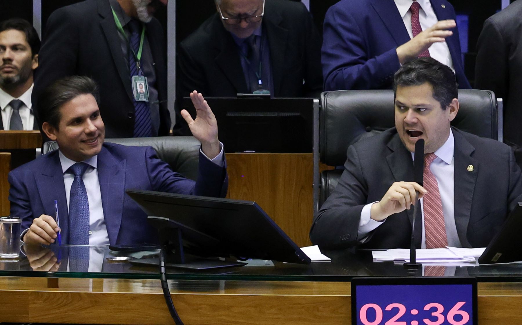 Os presidentes da Câmara, Hugo Motta e do Senado, Davi Alcolumbre (ao microfone) na sessão que derrubou os vetos: parceria na implosão do licenciamento ambiental e questionamentos na Justiça (Foto: Lula Marques / Agência Brasil)
