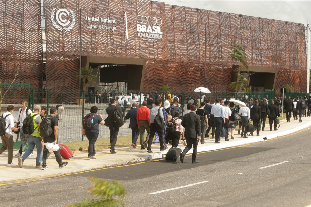 Fila de delegados, observadores e jornalistas para entrar no pavilhão principal da COP30: justiça climática com garrafa de água a R$ 25? (Foto: Raimundo Pacco / COP30)