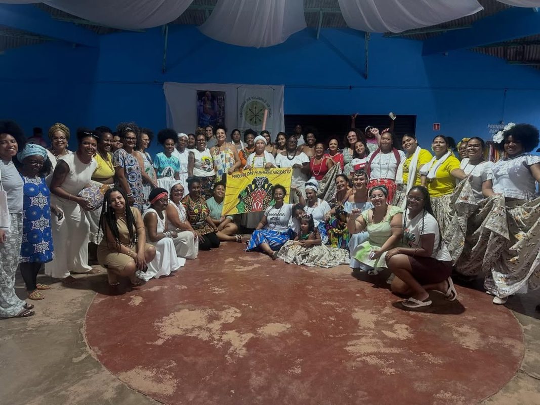 Foto colorida de representantes de povos de matriz africana na Cúpula dos Povos de Matriz Africana