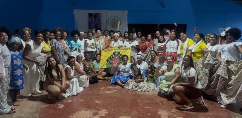 Foto colorida de representantes de povos de matriz africana na Cúpula dos Povos de Matriz Africana