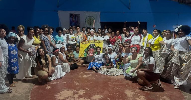 Foto colorida de representantes de povos de matriz africana na Cúpula dos Povos de Matriz Africana