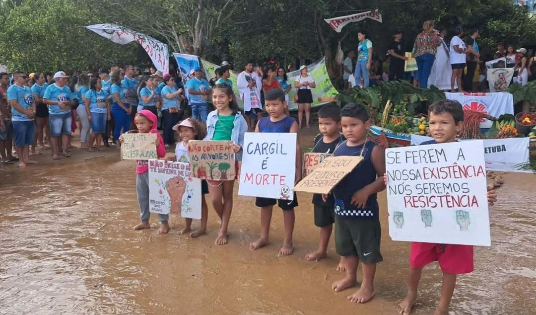 Foto colorida de crianças das ilhas de Abaetetuba durante o VI Grito das Águas