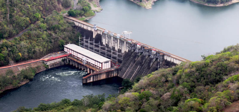 Foto colorida de Usina Hidroelétrica de Bayano. Na imagem, aparece a represa e uma parte do Lago Bayano. Indígenas Emberá e mudanças climáticas