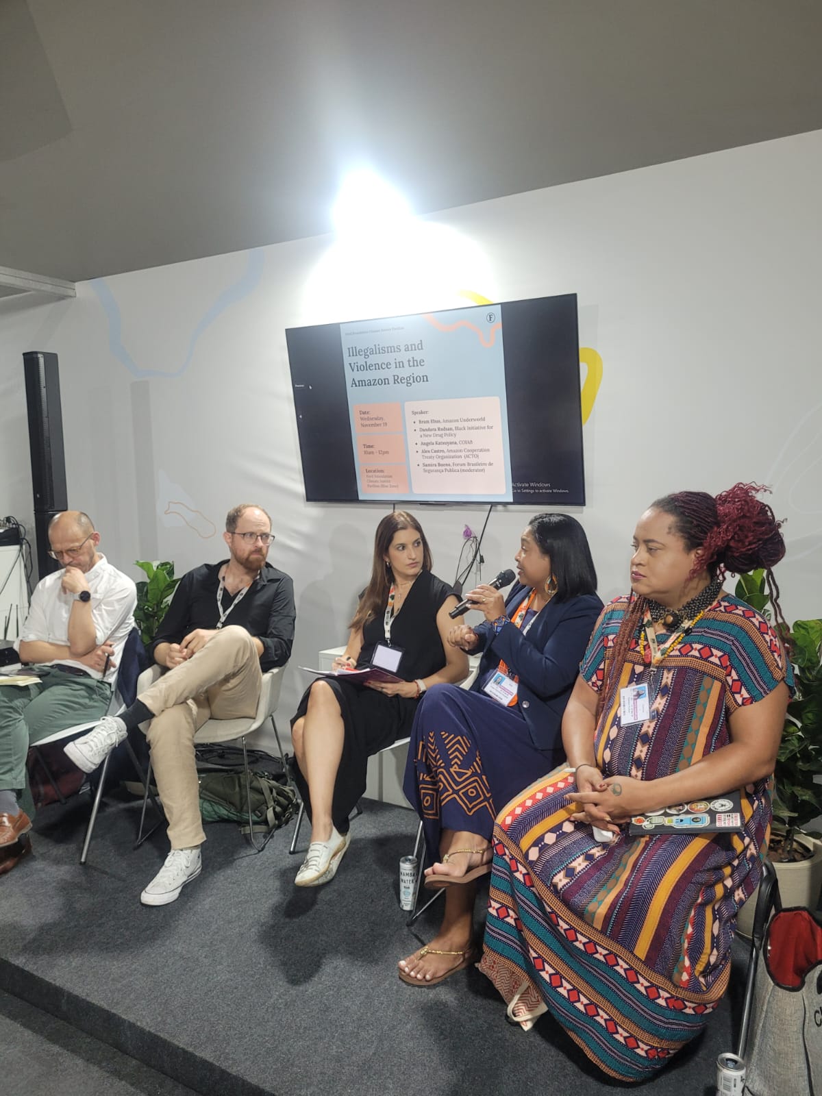 Palestra "Ilegalidades e violência na região da Amazônia" na COP30. (Foto: Liana Melo)