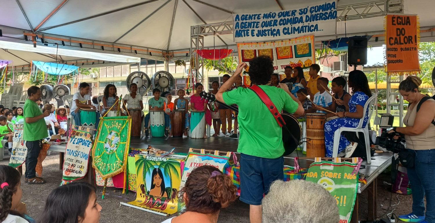Foto colorida da apresentação da Orquestra Ribeirinha Amazônica (ORA) durante a Cúpula das Infâncias